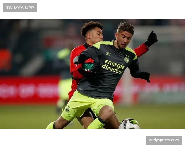 卡利亚里铁桶阵防守奏效,反击中直塞穿透帕尔马防线 卡利亚里铁桶阵防守奏效,反击中直塞穿透帕尔马防线